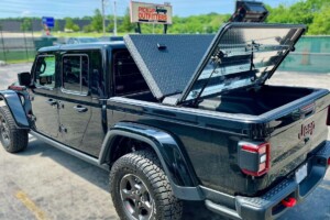 2021 jeep Gladiator with a diamondback tonneau cover